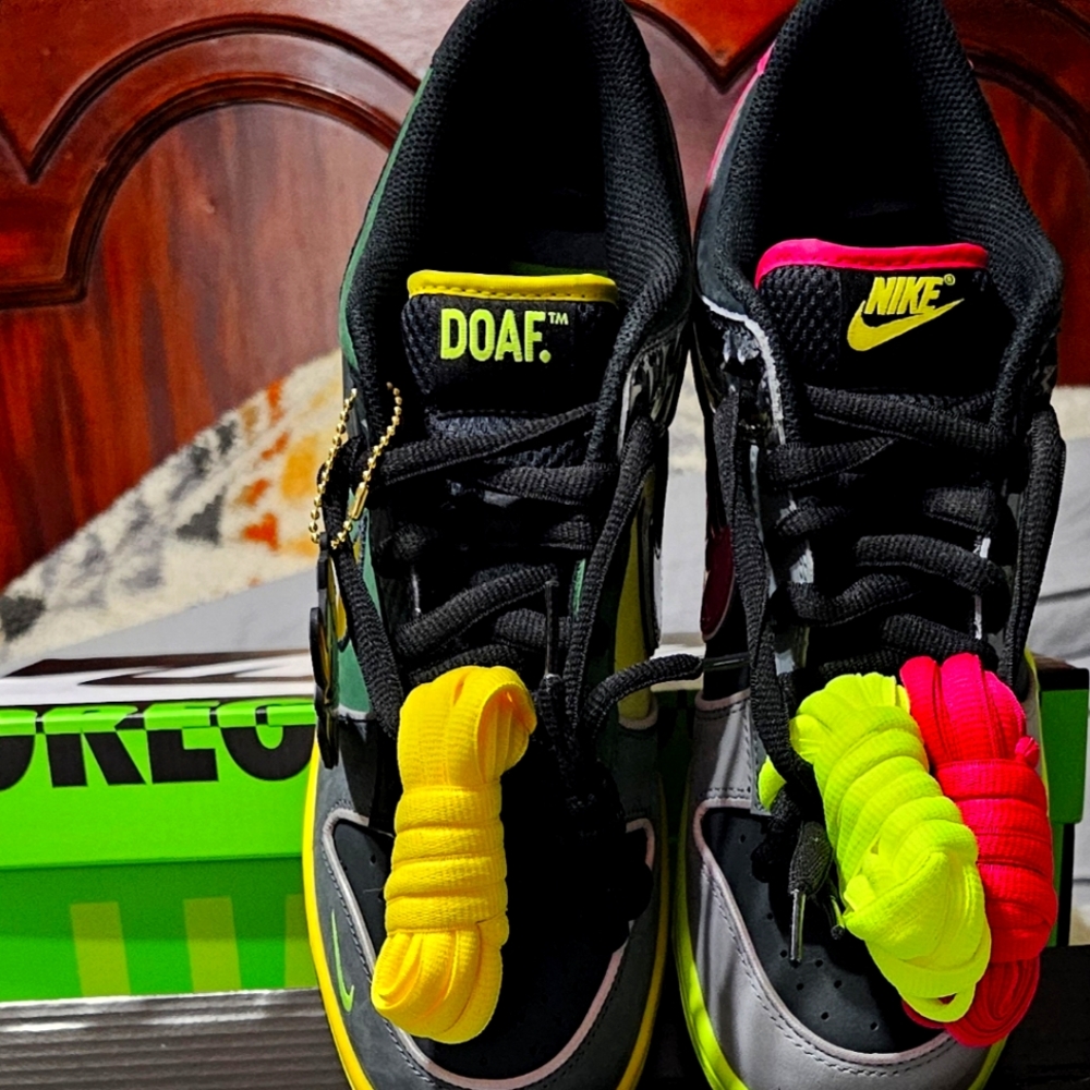 Special Edition Oregon Duck Shoes Men's 10.5 Comes With Innovation Universi Book